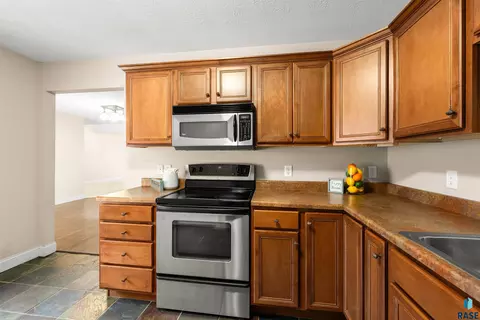 Kitchen - 2303 E Beacon Pl #2, Sioux Falls, SD 57103 photo 2 of 5