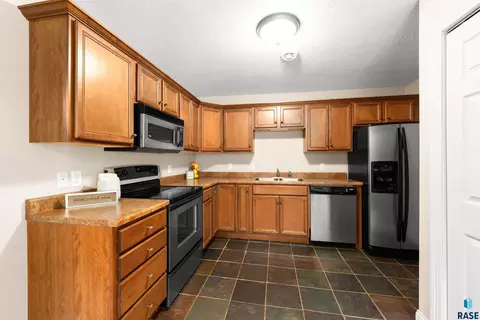 Kitchen - 2303 E Beacon Pl #2, Sioux Falls, SD 57103 photo 3 of 5
