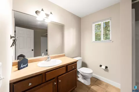 Bath - 2303 E Beacon Pl #2, Sioux Falls, SD 57103 photo 7 of 8