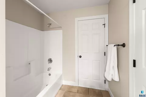 Bath - 2303 E Beacon Pl #2, Sioux Falls, SD 57103 photo 8 of 8
