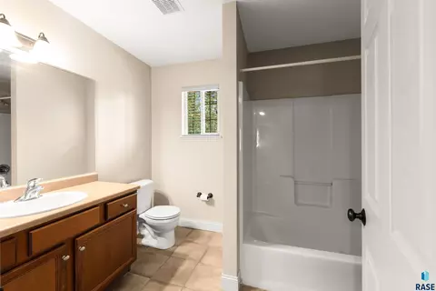 Bath - 2303 E Beacon Pl #2, Sioux Falls, SD 57103 photo 6 of 8
