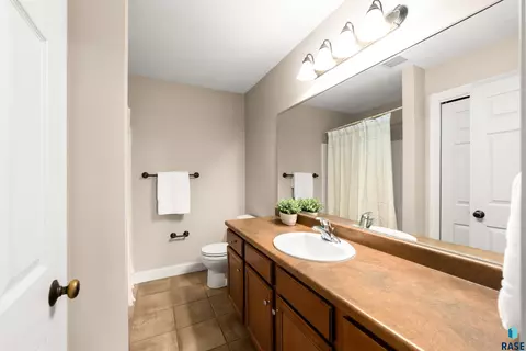 Bath - 2303 E Beacon Pl #2, Sioux Falls, SD 57103 photo 1 of 8
