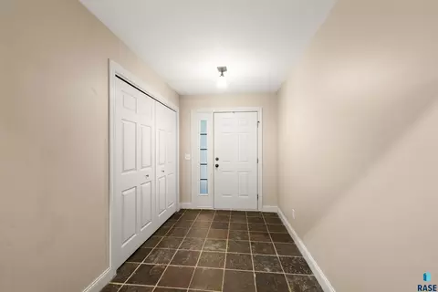 Entry Way - 2303 E Beacon Pl #2, Sioux Falls, SD 57103 photo 1 of 3