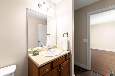 Bath - 2303 E Beacon Pl #2, Sioux Falls, SD 57103 photo 5 of 8
