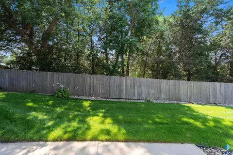 Exterior - 2303 E Beacon Pl #2, Sioux Falls, SD 57103 photo 4 of 5