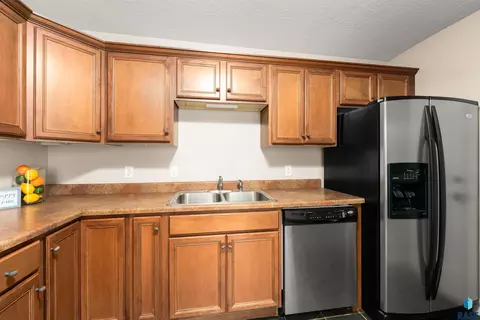 Kitchen - 2303 E Beacon Pl #2, Sioux Falls, SD 57103 photo 4 of 5