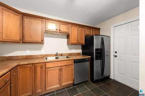 Kitchen - 2303 E Beacon Pl #2, Sioux Falls, SD 57103 photo 5 of 5