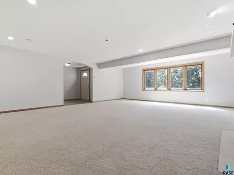 Living - 1001 E Ridge Rd, Sioux Falls, SD 57105 photo 5 of 6