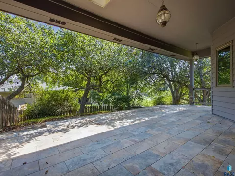 Exterior - 1001 E Ridge Rd, Sioux Falls, SD 57105 photo 5 of 10
