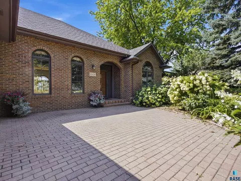 Exterior - 1001 E Ridge Rd, Sioux Falls, SD 57105 photo 1 of 10