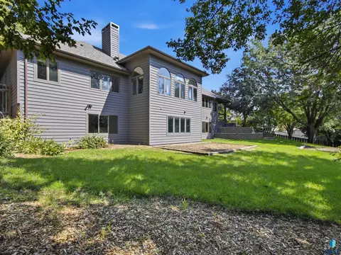 Exterior - 1001 E Ridge Rd, Sioux Falls, SD 57105 photo 9 of 10