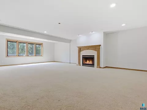 Living - 1001 E Ridge Rd, Sioux Falls, SD 57105 photo 6 of 6