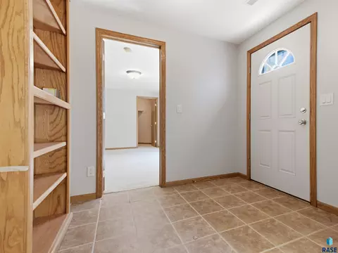 Entry Way - 1001 E Ridge Rd, Sioux Falls, SD 57105 photo 1 of 1