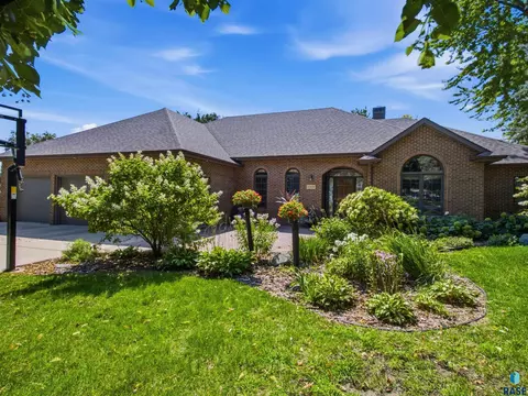 Exterior - 1001 E Ridge Rd, Sioux Falls, SD 57105 photo 2 of 10