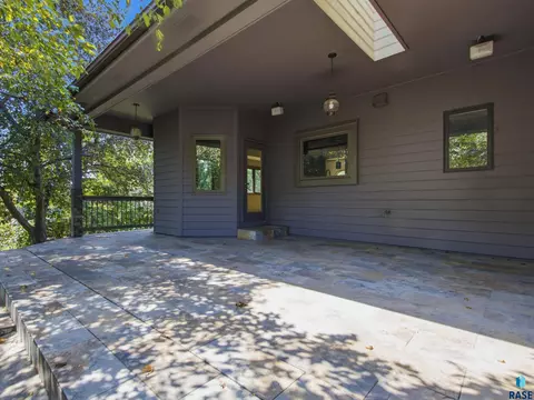 Exterior - 1001 E Ridge Rd, Sioux Falls, SD 57105 photo 6 of 10