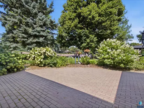 Exterior - 1001 E Ridge Rd, Sioux Falls, SD 57105 photo 4 of 10
