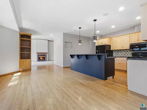 Living - 1001 E Ridge Rd, Sioux Falls, SD 57105 photo 2 of 6