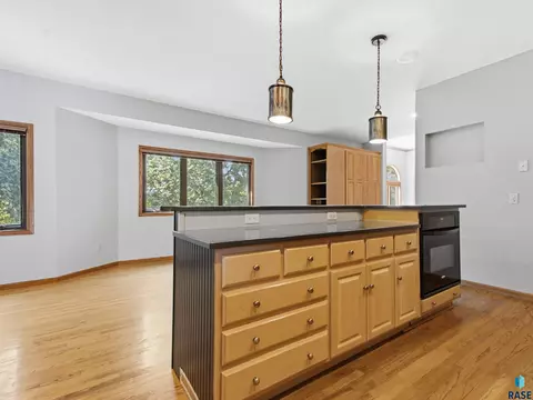 Kitchen - 1001 E Ridge Rd, Sioux Falls, SD 57105 photo 2 of 2