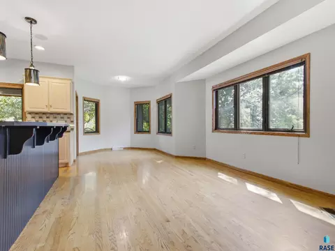 Living - 1001 E Ridge Rd, Sioux Falls, SD 57105 photo 3 of 6