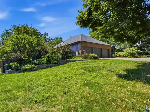Exterior - 1001 E Ridge Rd, Sioux Falls, SD 57105 photo 3 of 10