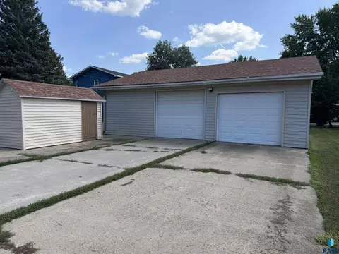 Exterior - 610 E 3rd St, Bridgewater, SD 57319 photo 6 of 7