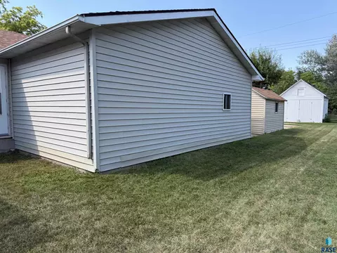 Exterior - 610 E 3rd St, Bridgewater, SD 57319 photo 4 of 7