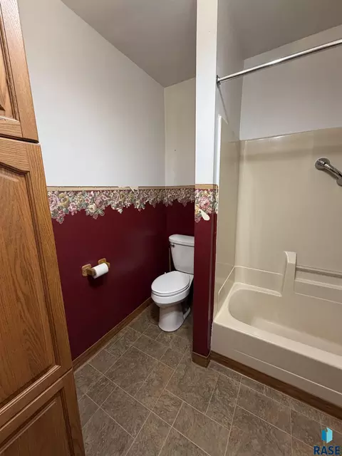 Bath - 610 E 3rd St, Bridgewater, SD 57319 photo 3 of 5
