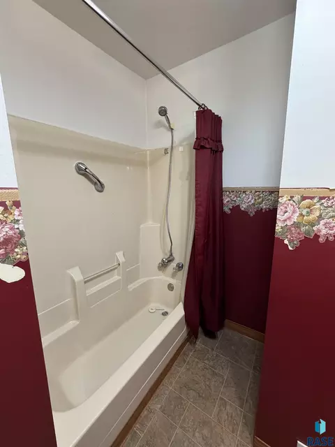 Bath - 610 E 3rd St, Bridgewater, SD 57319 photo 4 of 5