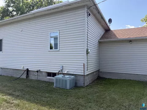 Exterior - 610 E 3rd St, Bridgewater, SD 57319 photo 2 of 7