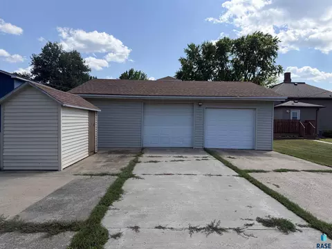 Exterior - 610 E 3rd St, Bridgewater, SD 57319 photo 5 of 7