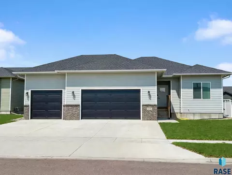 110 Atlantic Cir, Harrisburg, SD 57032