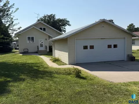 306 S High St, Menno, SD 57045 photo 3