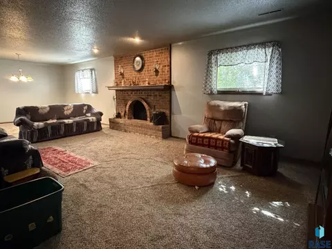 Living - 100 S Hampton Ave, Sioux Falls, SD 57110 photo 2 of 4