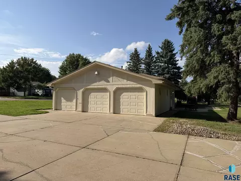 Exterior - 100 S Hampton Ave, Sioux Falls, SD 57110 photo 4 of 4