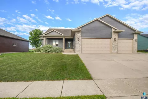 601 Emmett Trl, Harrisburg, SD 57032