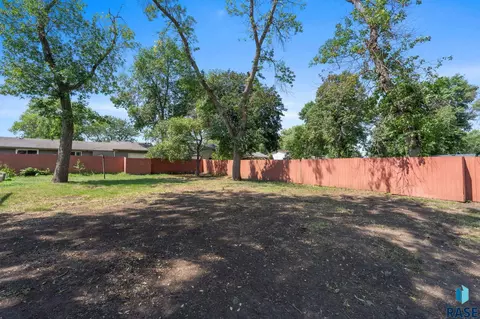 Exterior - 1408 E Sylvan Cir, Brandon, SD 57005 photo 7 of 8