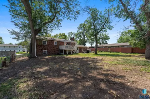 Exterior - 1408 E Sylvan Cir, Brandon, SD 57005 photo 6 of 8