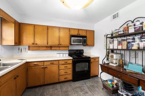 Kitchen - 1408 E Sylvan Cir, Brandon, SD 57005 photo 2 of 3