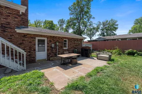 Exterior - 1408 E Sylvan Cir, Brandon, SD 57005 photo 4 of 8
