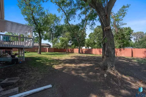 Exterior - 1408 E Sylvan Cir, Brandon, SD 57005 photo 5 of 8