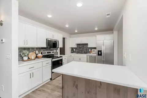 Kitchen - 3919 E Iron Bridge Pl, Sioux Falls, SD 57108 photo 2 of 3