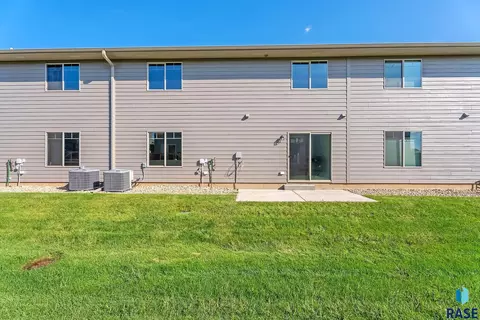 Exterior - 3919 E Iron Bridge Pl, Sioux Falls, SD 57108 photo 3 of 4