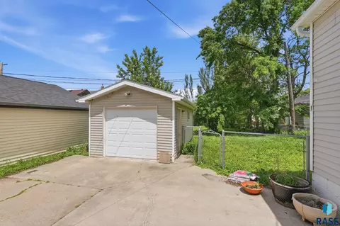 Exterior - 1402 E 9th St, Sioux Falls, SD 57103 photo 3 of 4