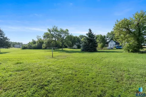 Exterior - 403 E Farmer Ave, Howard, SD 57349 photo 13 of 17