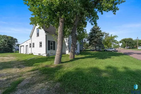 Exterior - 403 E Farmer Ave, Howard, SD 57349 photo 12 of 17