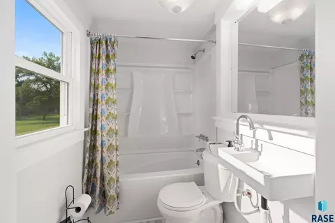 Bath - 403 E Farmer Ave, Howard, SD 57349 photo 2 of 3