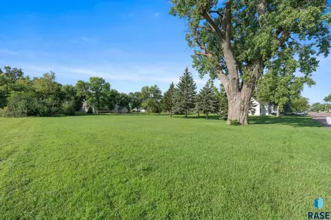 Exterior - 403 E Farmer Ave, Howard, SD 57349 photo 3 of 17