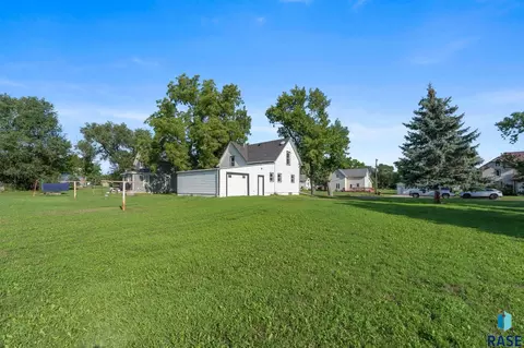 Exterior - 403 E Farmer Ave, Howard, SD 57349 photo 7 of 17
