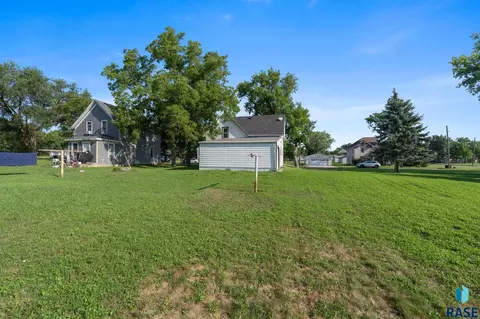 Exterior - 403 E Farmer Ave, Howard, SD 57349 photo 16 of 17