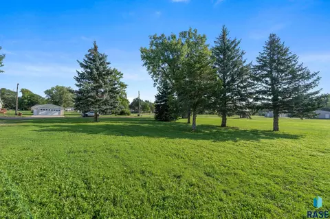 Exterior - 403 E Farmer Ave, Howard, SD 57349 photo 8 of 17